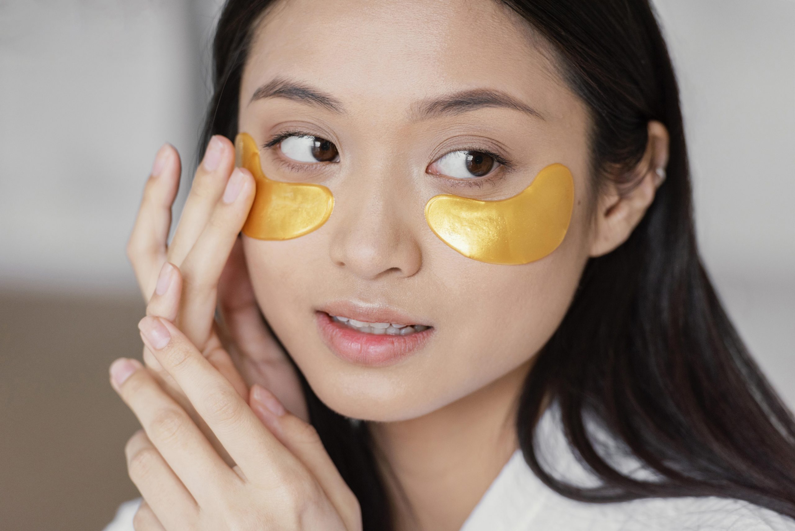 Under-eye patches are perfect solutions for puffy eye and dark circles, making them trending products to sell online.
